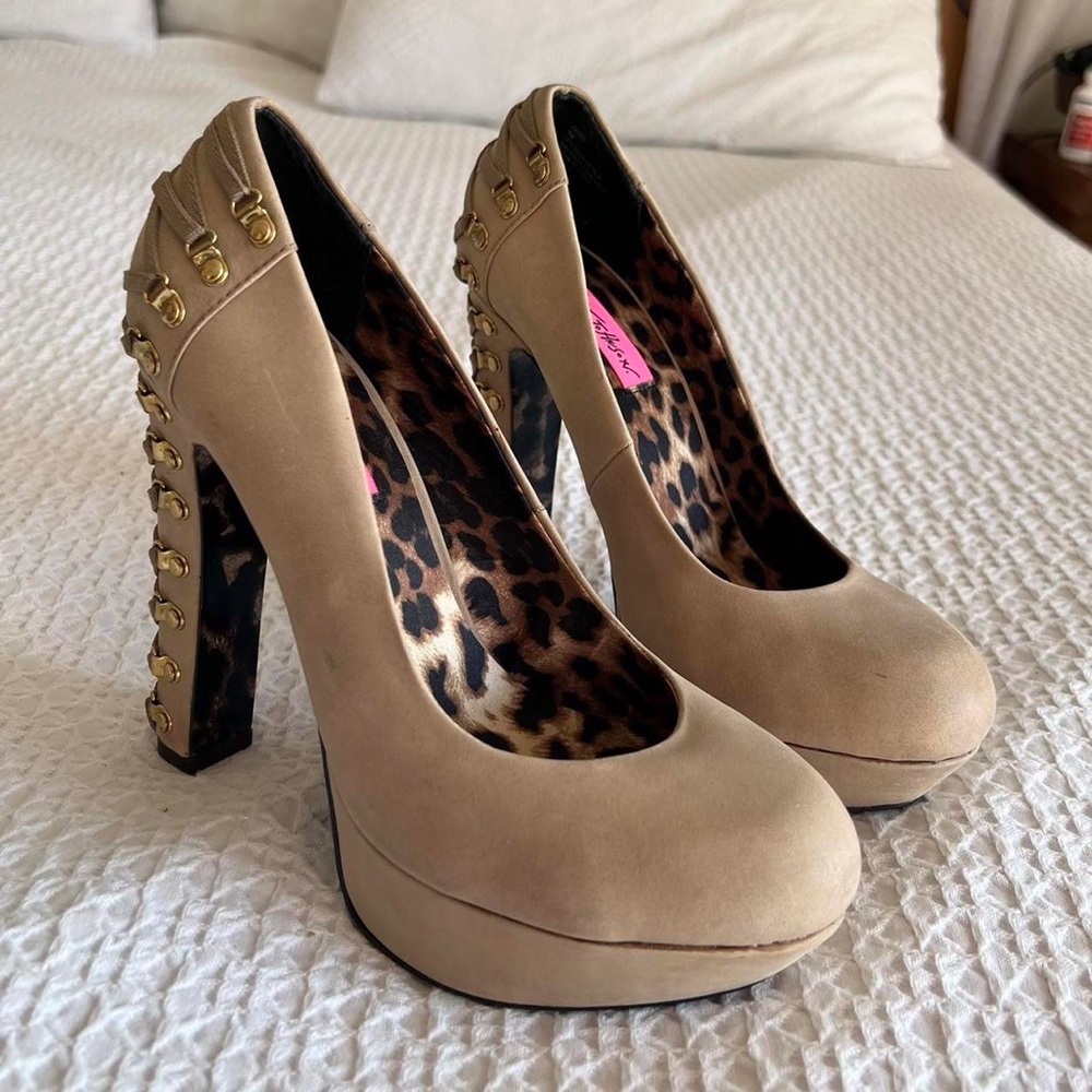 Brand new Betsy Johnson nude heels